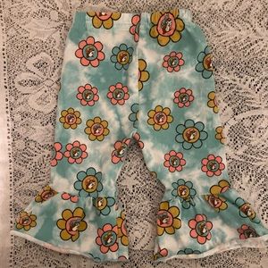 Buc-ee’s Size 12 months Tie-dye bell bottom leggings with neon daisies